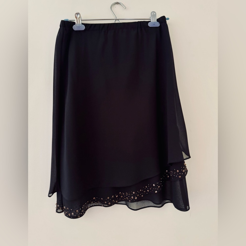Beautiful Classy Amanda Smith, Two (2) Piece Set,
Skirt and Top, Size 6 - Picture 3 of 10